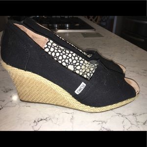 TOMS BLACK WEDGES